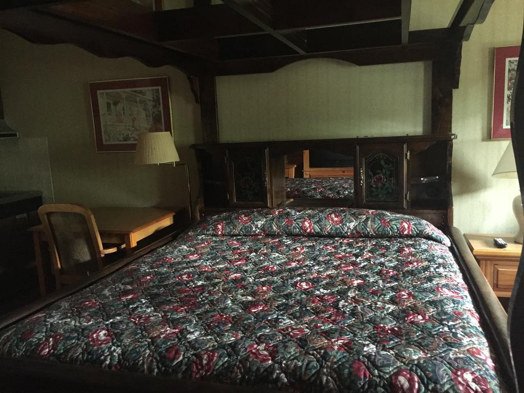 Highland Hills Motel & Cabins Boone Room photo